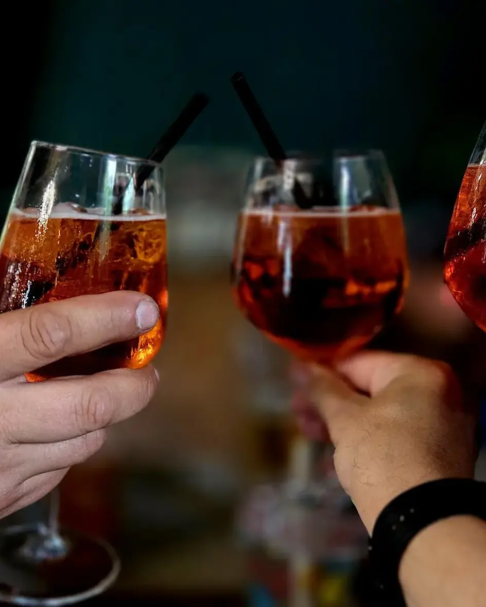 Brindisi con spritz al tavolo de La Vecchia Pesa, aperitivo nel parco di Cassino