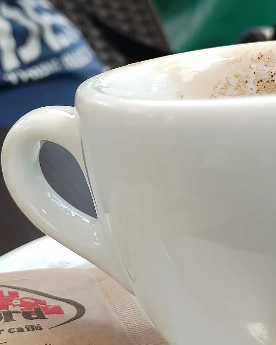 Cappuccino servito al banco del bar de La Vecchia Pesa, a Cassino