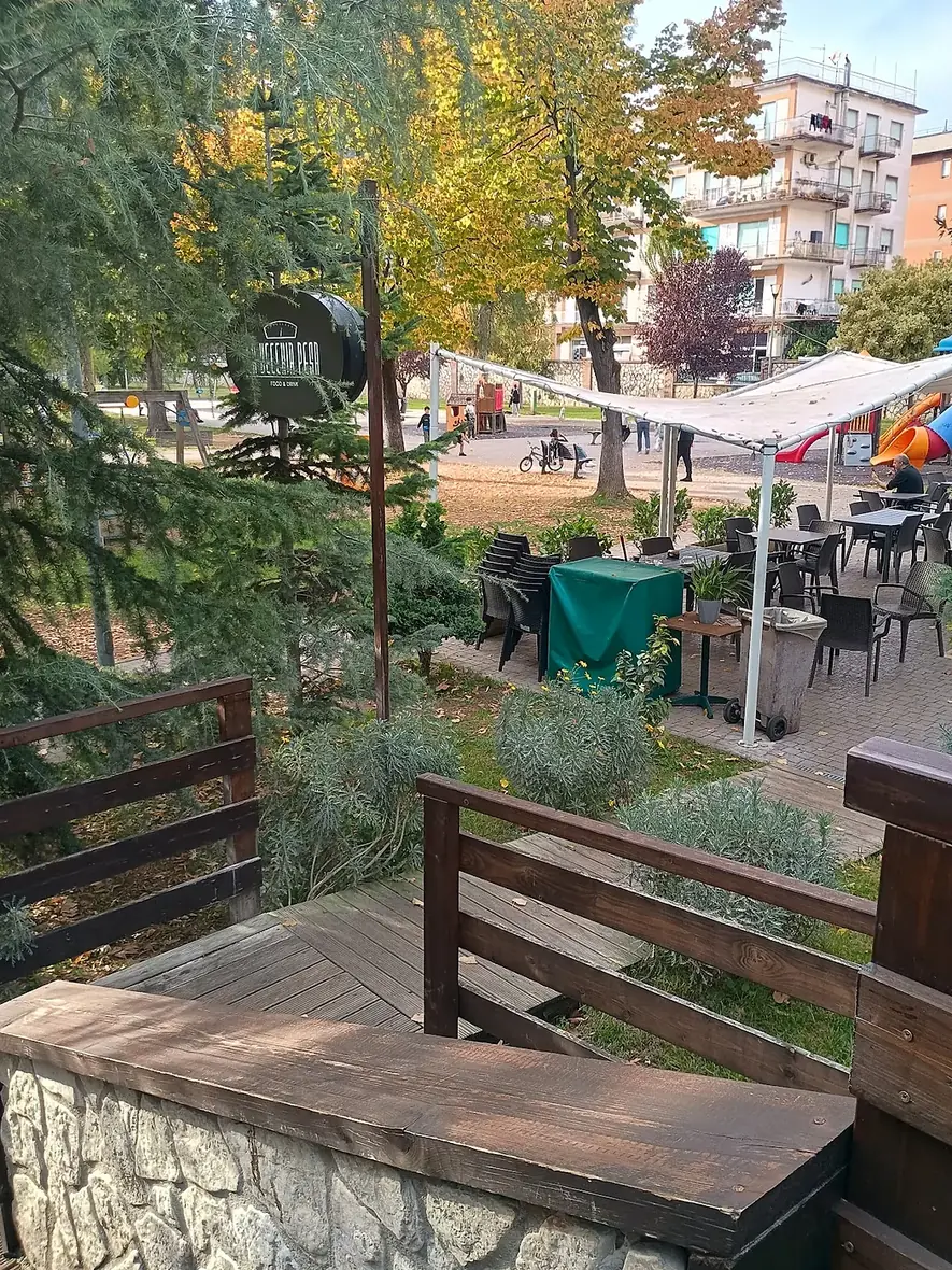 Il dehors in autunno visto dalla passerella, con il parco giochi poco più in là