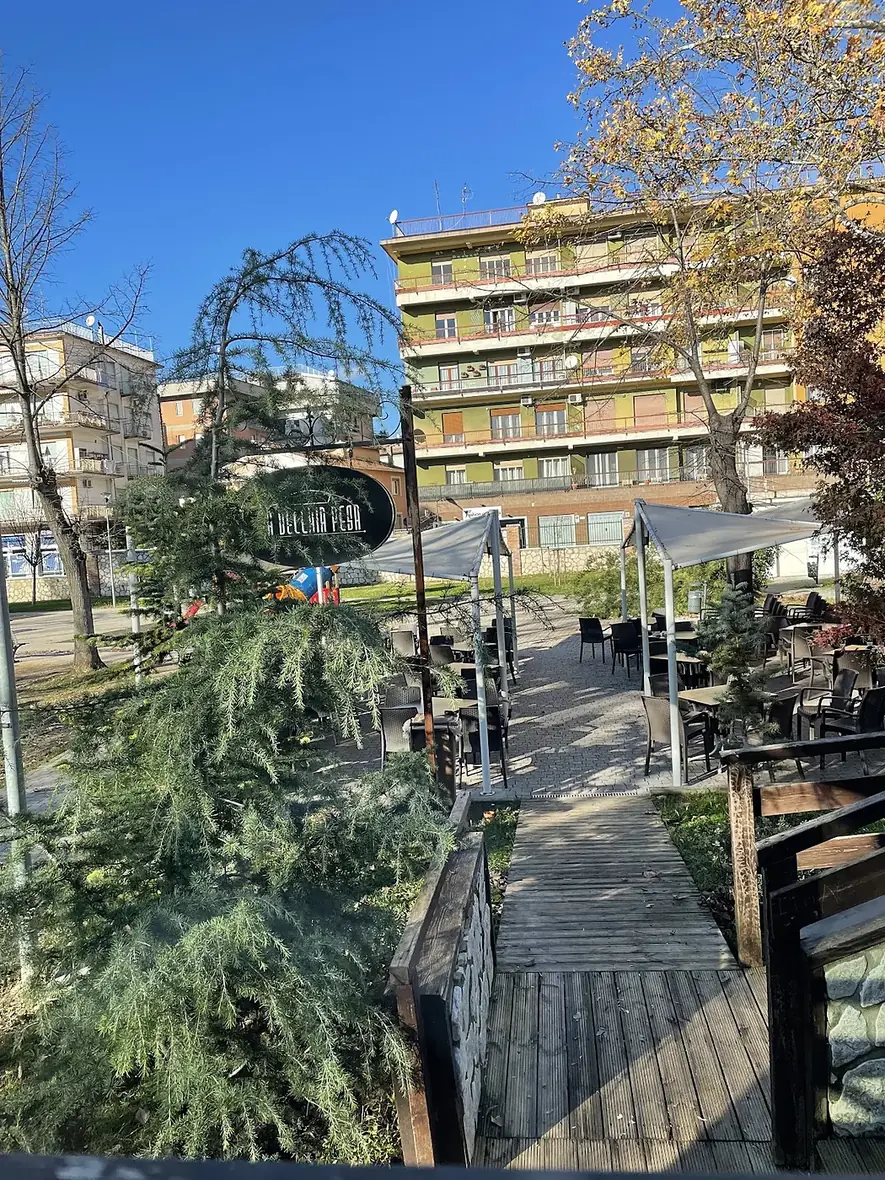 La passerella di legno che dal locale porta ai tavoli all'aperto