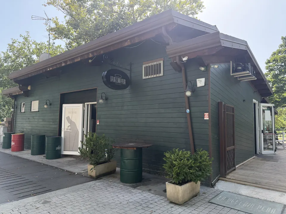 L'ingresso de La Vecchia Pesa visto dalla strada, con la porta aperta sul dehors di legno