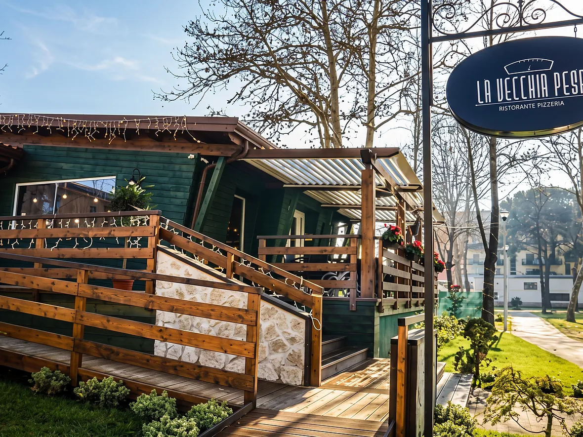 L'ingresso con l'insegna e la rampa di legno de La Vecchia Pesa, a Cassino