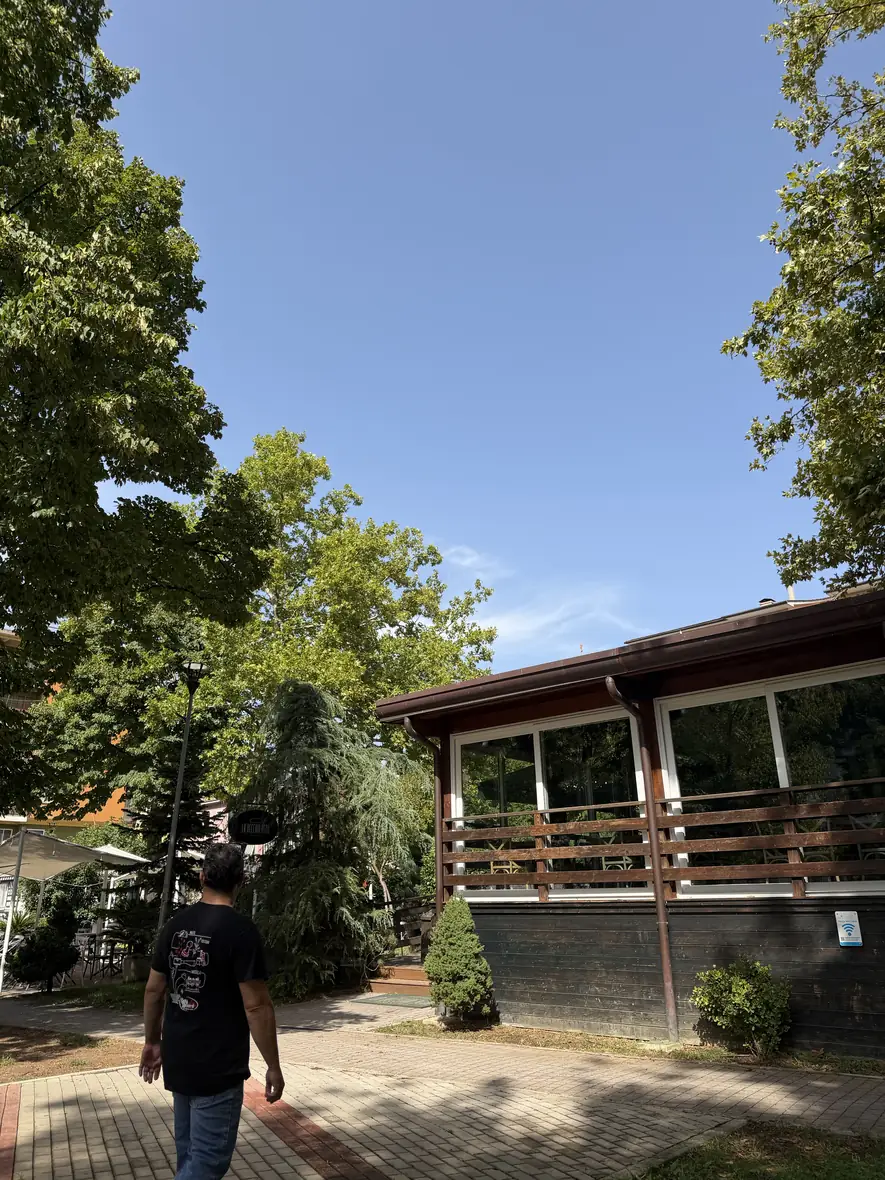 La veranda vetrata de La Vecchia Pesa vista dal vialetto, sotto il cielo del parco di Cassino