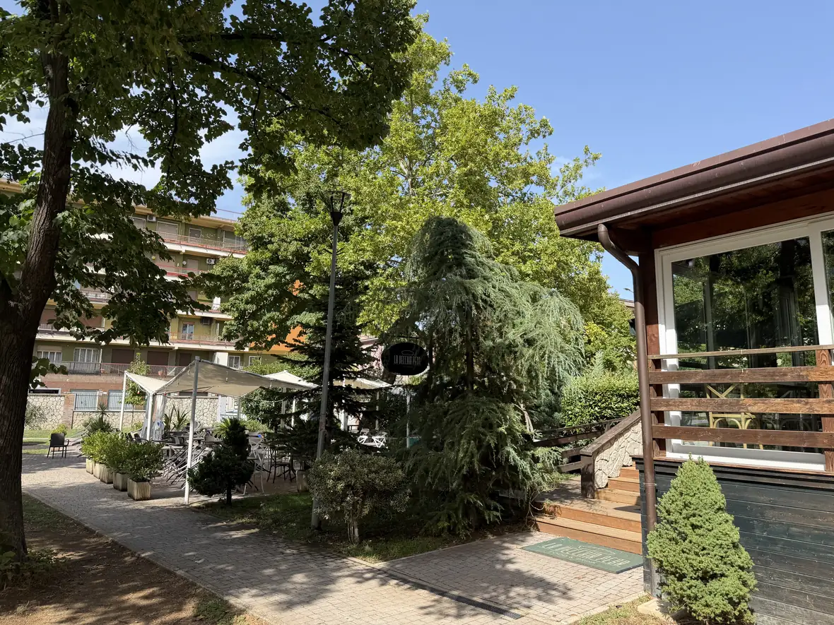 Il vialetto del Parco Lord Baden Powell che costeggia la veranda de La Vecchia Pesa