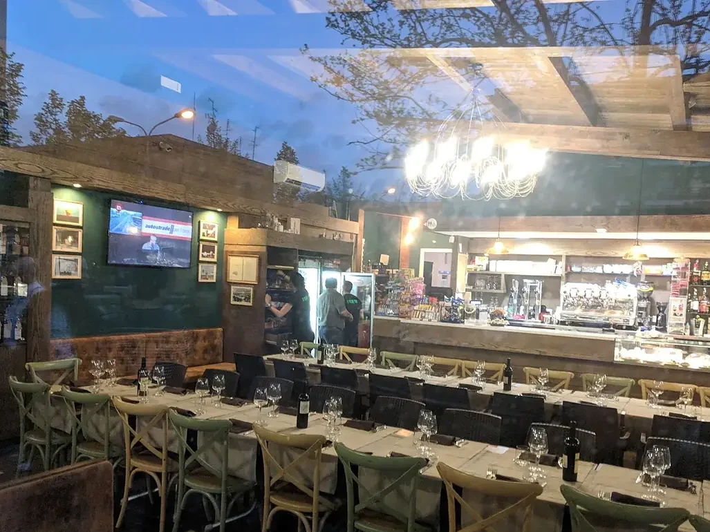 La sala allestita con una lunga tavolata per una cena di gruppo