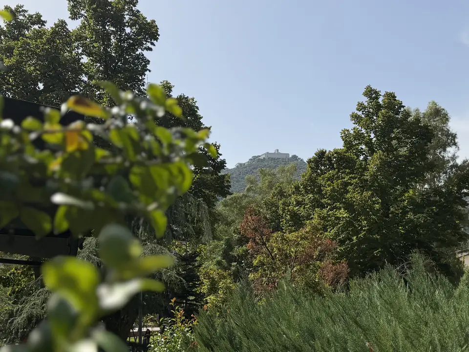 La collina di Montecassino con l'Abbazia in cima, vista dai tavoli all'aperto de La Vecchia Pesa