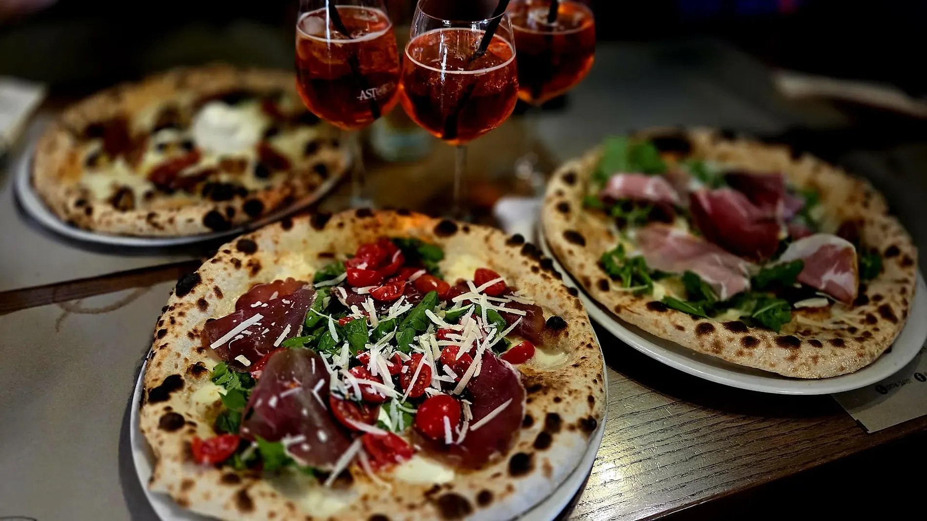 Pizze gourmet e aperitivo serviti al tavolo de La Vecchia Pesa