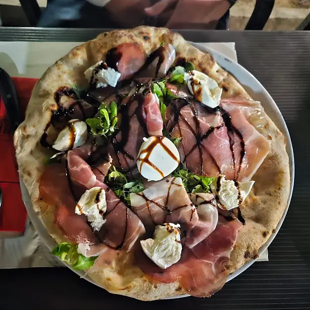 Pizza Minerva con bufala, prosciutto crudo, insalatina e glassa di aceto balsamico