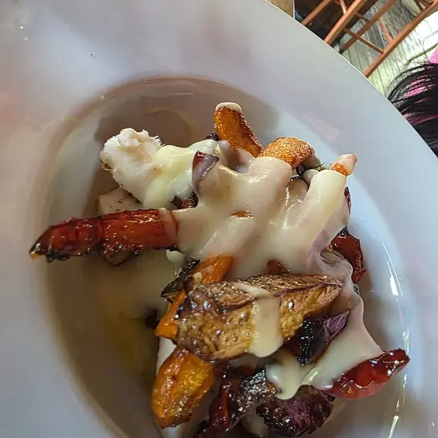 Polipo scottato con crema di patate e ortaggi di stagione
