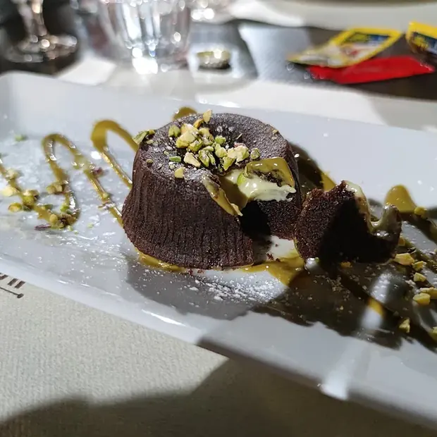 Tortino al cioccolato con granella di pistacchio