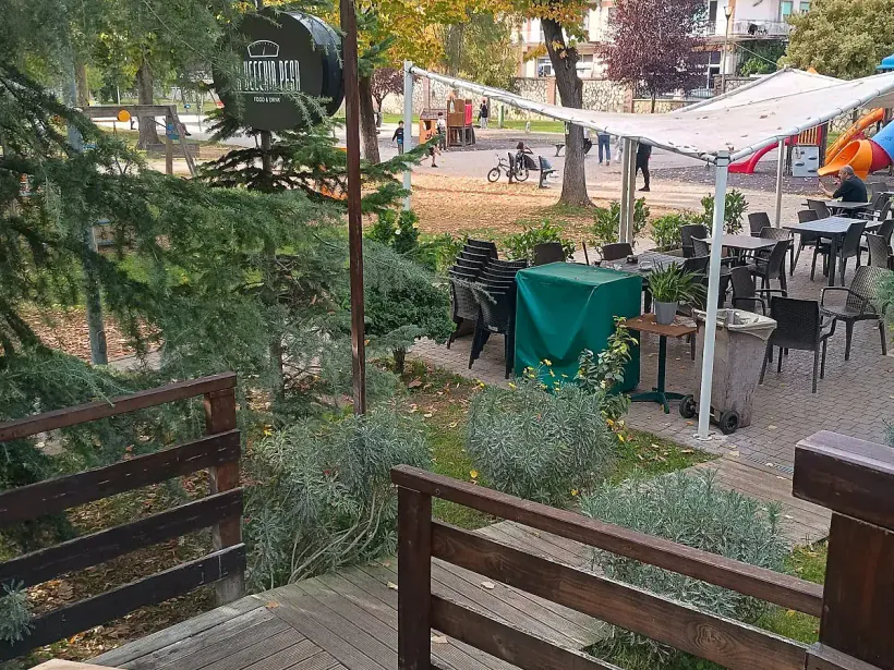 Il dehors de La Vecchia Pesa affacciato sugli alberi del Parco Baden Powell
