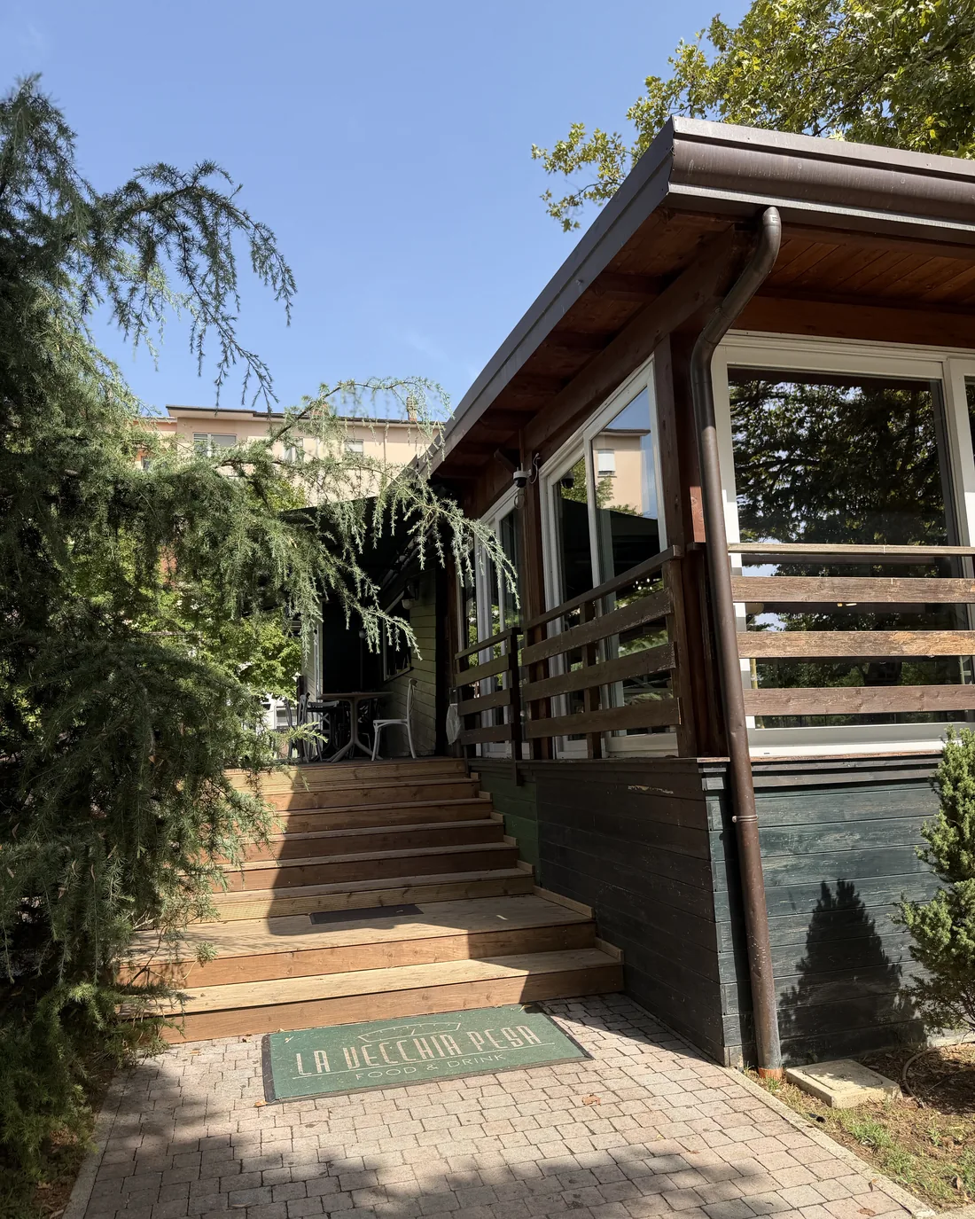 La scala d'ingresso in legno de La Vecchia Pesa, con lo zerbino e la veranda vetrata, fra i cedri del parco di Cassino